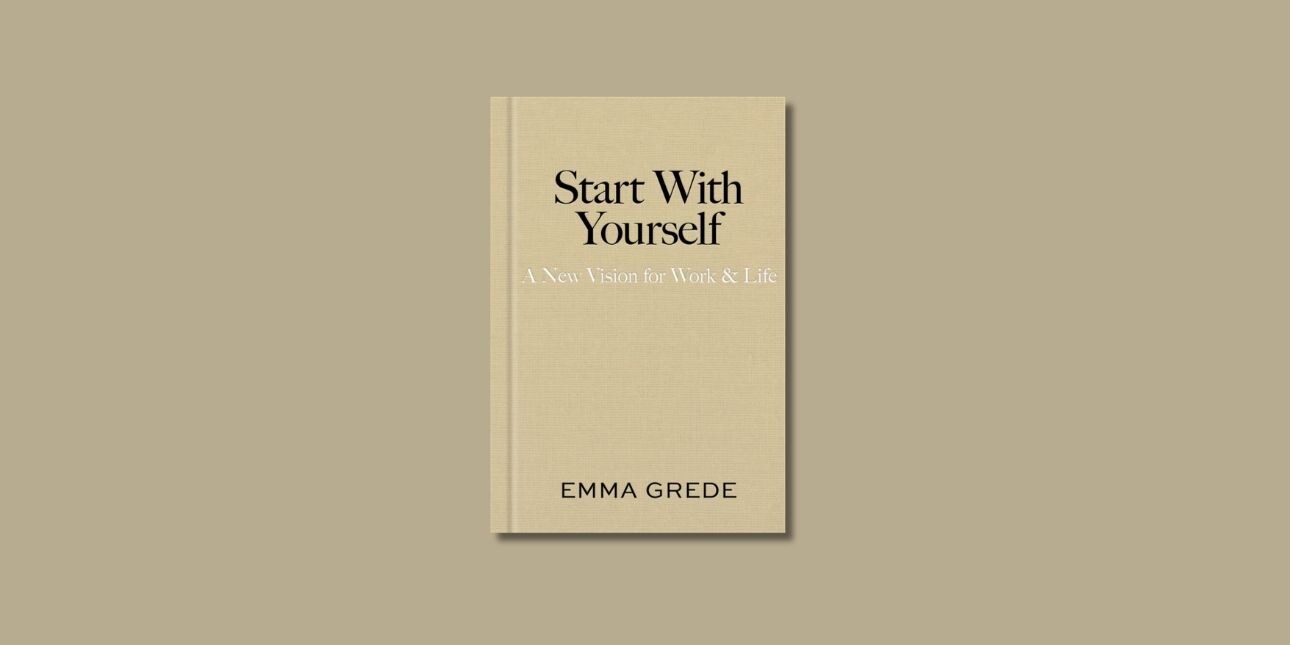 On a gold background a light-beige plain book cover with the title printed on it.